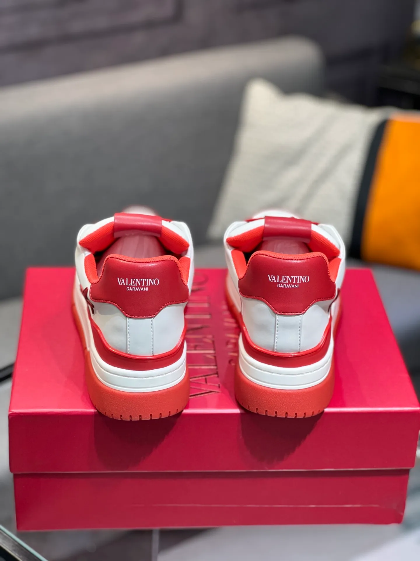 Men's Men's Shoes 💰660 Valentino 2023 early autumn new star shoes are now online! Wang Hedi and Ren Jialun have been worn by many celebrities. Who can refuse the same couple shoes as Wang Hedi! The design of Stars Stab My Heart is cool and spicy. The material of the shoes is cowhide, and every color is beautiful! Size 35-40, men’s size 39-44 (women’s 41, men’s 38, 45🉑️customized)